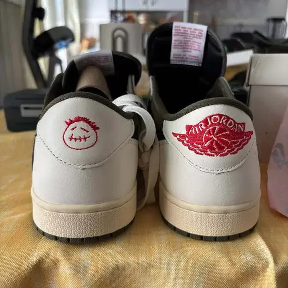 Travis Scott x Air Jordan 1 Low OG 'Olive' - Picture 5 of 10